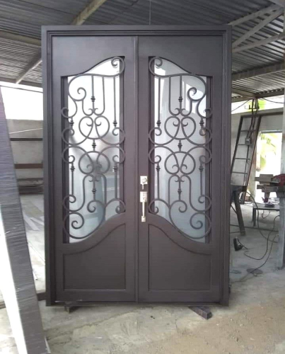 puerta de forja elegante