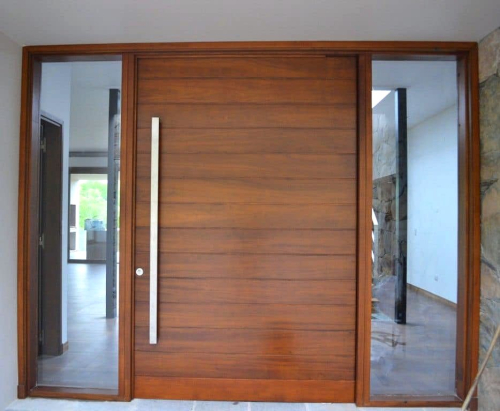 puerta de herrería de dos hojas para entrada principal con acabado moderno