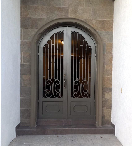 puerta de hierro forjado rústica