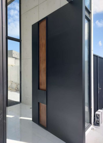 Puerta de metal para entrada principal de casa en Monterrey estilo minimalista