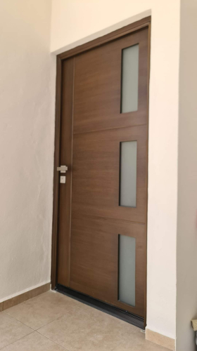 puertas de herrería moderna para entradas de casas en Monterrey con acabado estilo madera